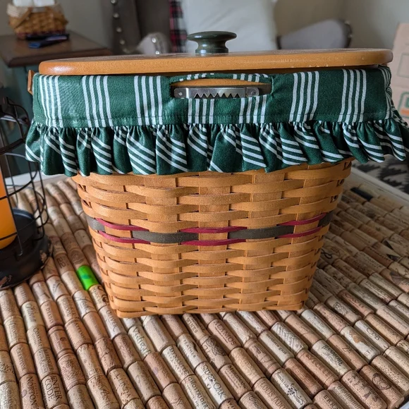 Longaberger 1998 Winter Wishes Hostess Basket w/ Liner, Protector, Lid & Card - Picture 4 of 5